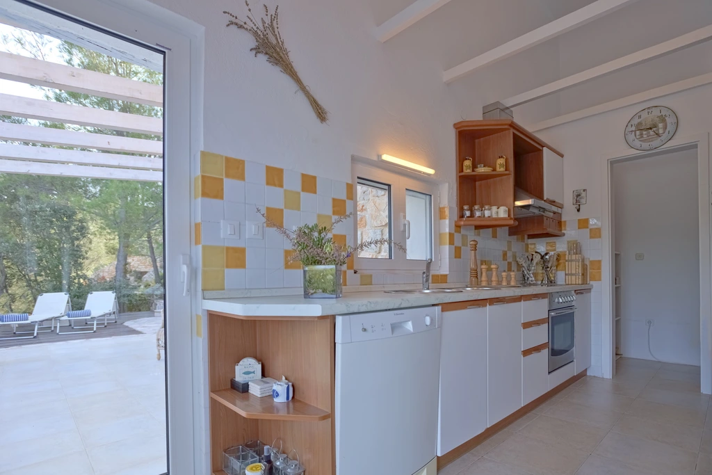 3-Bedroom Villa in Basina for 6 Guests