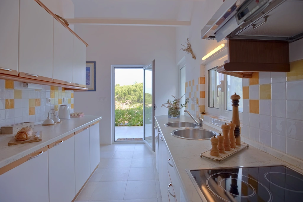 3-Bedroom Villa in Basina for 6 Guests