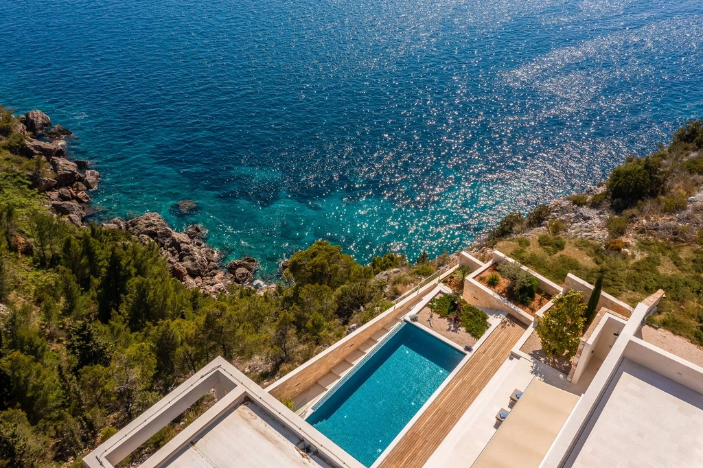Seafront Cliffside Villa for 10 in Sv. Nedjelja