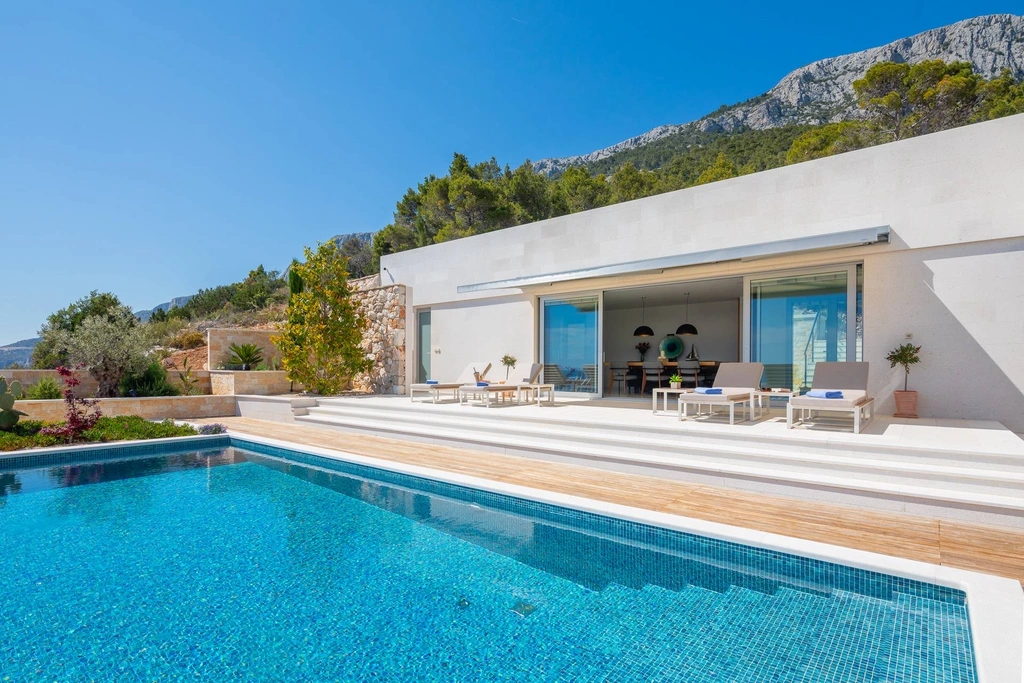 Seafront Cliffside Villa for 10 in Sv. Nedjelja