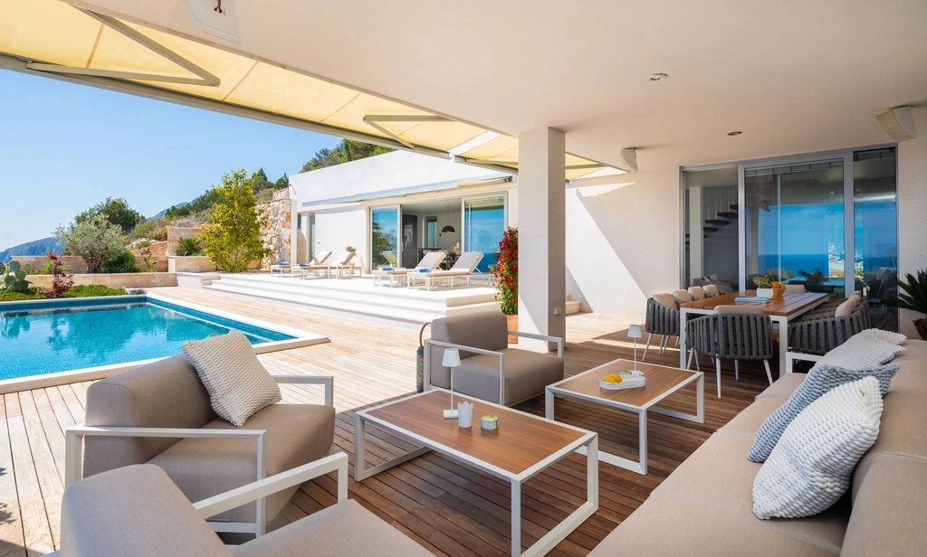 Seafront Cliffside Villa for 10 in Sv. Nedjelja