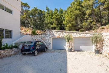 Seafront Cliffside Villa for 10 in Sv. Nedjelja