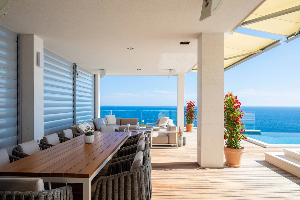 Seafront Cliffside Villa for 10 in Sv. Nedjelja