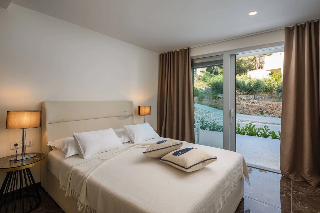 Seafront Cliffside Villa for 10 in Sv. Nedjelja