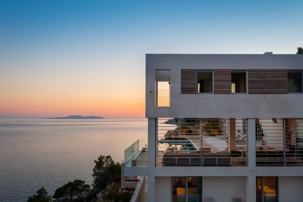 Seafront Cliffside Villa for 10 in Sv. Nedjelja