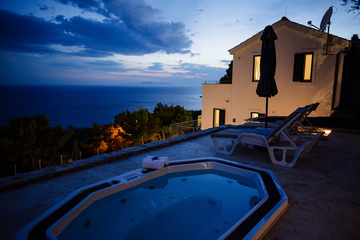 4-Bedroom Villa in Sv. Nedjelja for 8 Guests