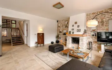 4-Bedroom Villa in Vrboska with Infinity Pool