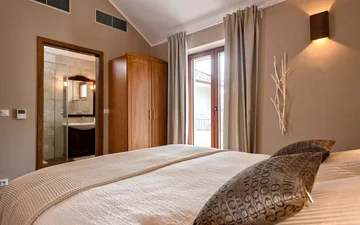 4-Bedroom Villa in Vrboska with Infinity Pool