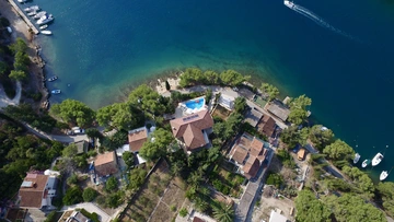 4-Bedroom Villa in Vrboska with Infinity Pool
