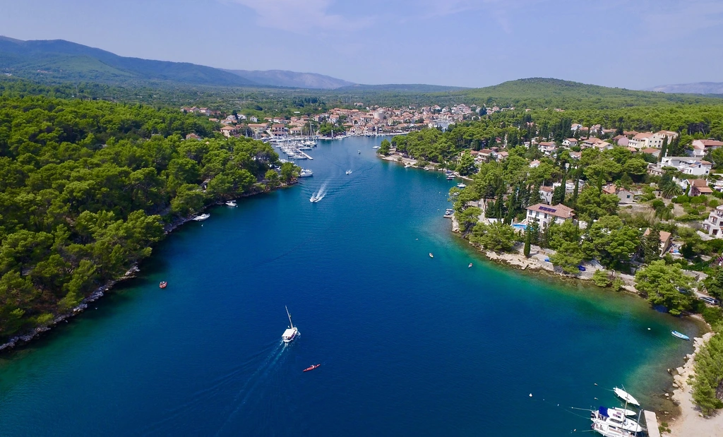 4-Bedroom Villa in Vrboska with Infinity Pool