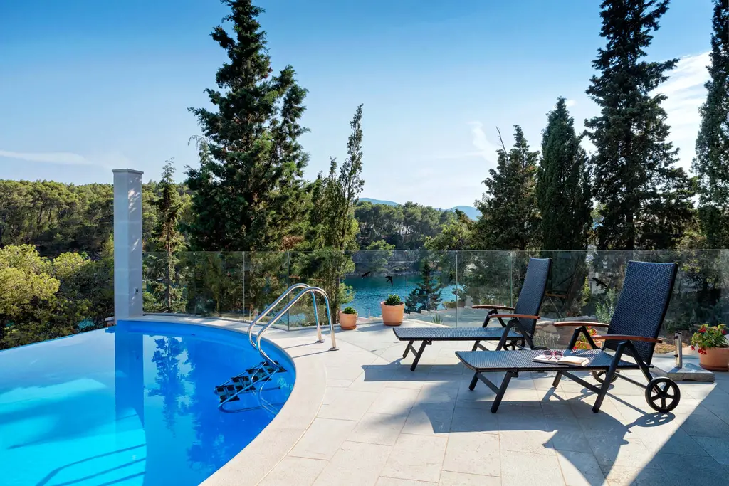 4-Bedroom Villa in Vrboska with Infinity Pool