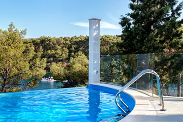 4-Bedroom Villa in Vrboska with Infinity Pool