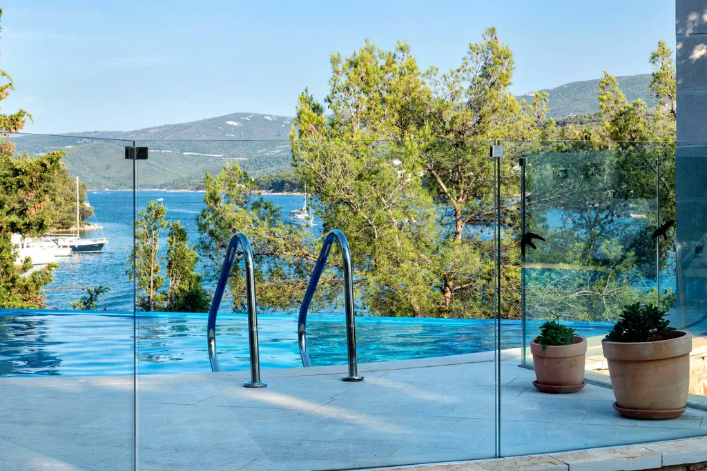 4-Bedroom Villa in Vrboska with Infinity Pool
