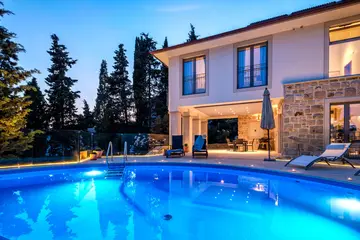 4-Bedroom Villa in Vrboska with Infinity Pool