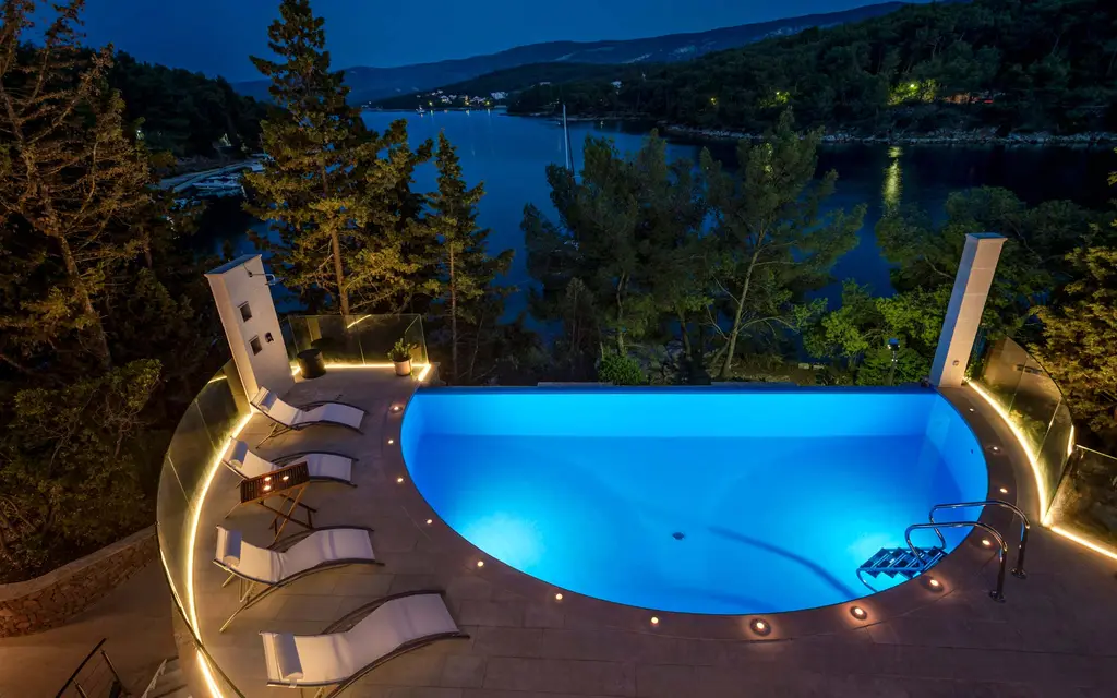 4-Bedroom Villa in Vrboska with Infinity Pool