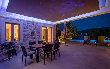 4-Bedroom Villa in Vrboska with Infinity Pool