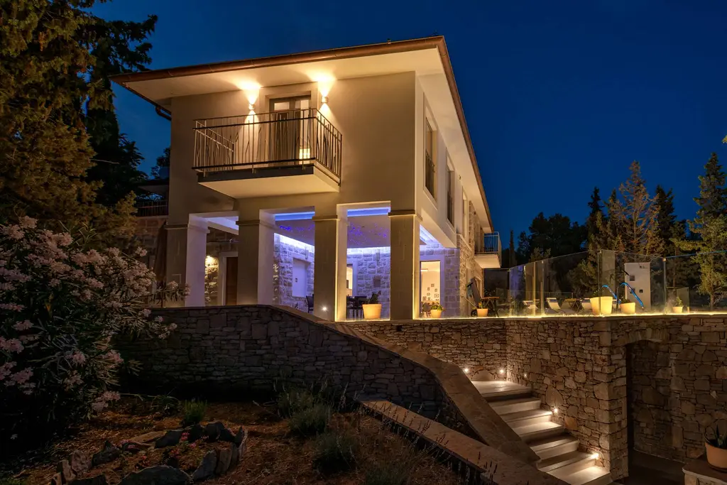 4-Bedroom Villa in Vrboska with Infinity Pool