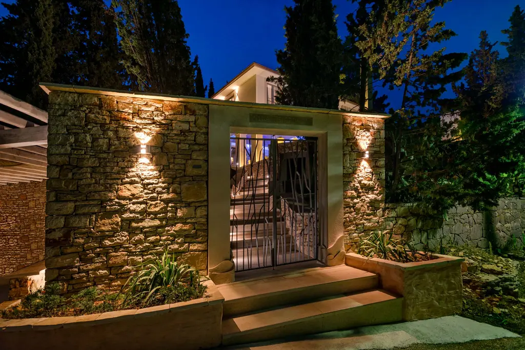 4-Bedroom Villa in Vrboska with Infinity Pool