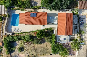 4-Bedroom Villa in Vrboska for Up to 11 Guests
