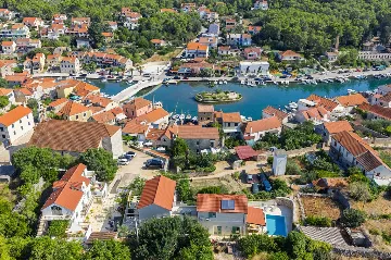 4-Bedroom Villa in Vrboska for Up to 11 Guests