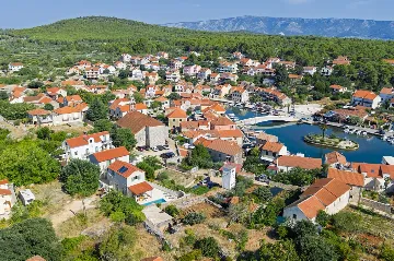 4-Bedroom Villa in Vrboska for Up to 11 Guests