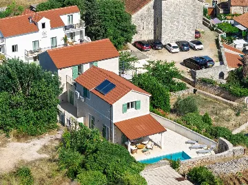 4-Bedroom Villa in Vrboska for Up to 11 Guests