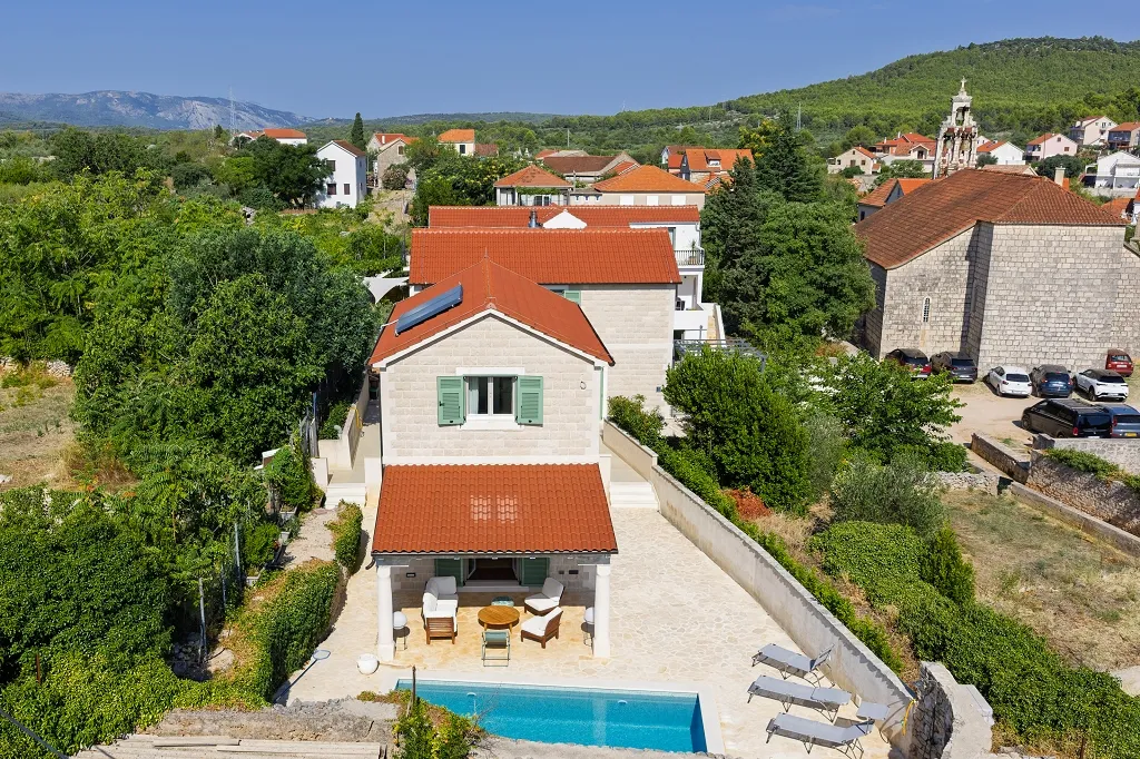4-Bedroom Villa in Vrboska for Up to 11 Guests