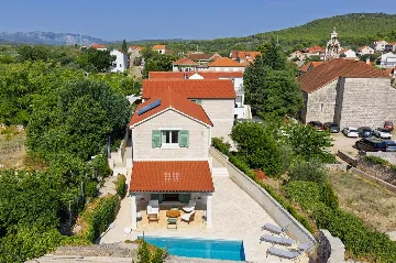 4-Bedroom Villa in Vrboska for Up to 11 Guests