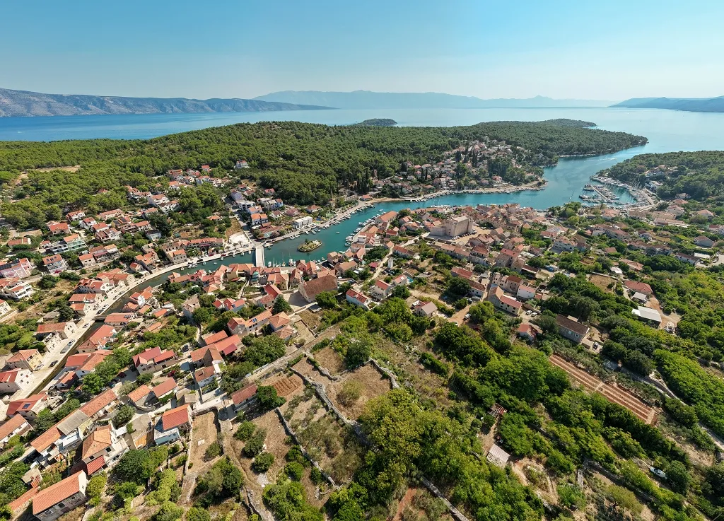 4-Bedroom Villa in Vrboska for Up to 11 Guests