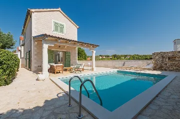 4-Bedroom Villa in Vrboska for Up to 11 Guests