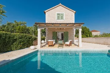 4-Bedroom Villa in Vrboska for Up to 11 Guests