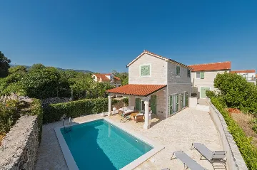 4-Bedroom Villa in Vrboska for Up to 11 Guests
