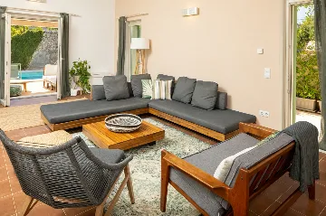 4-Bedroom Villa in Vrboska for Up to 11 Guests