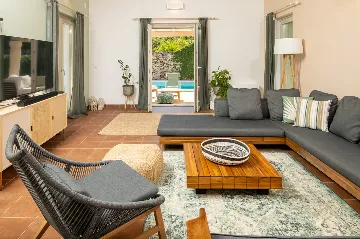 4-Bedroom Villa in Vrboska for Up to 11 Guests