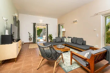 4-Bedroom Villa in Vrboska for Up to 11 Guests