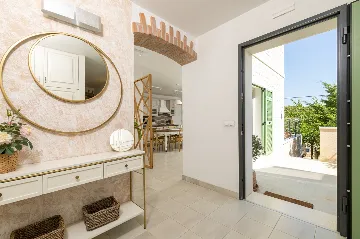 4-Bedroom Villa in Vrboska for Up to 11 Guests