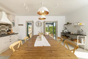 4-Bedroom Villa in Vrboska for Up to 11 Guests