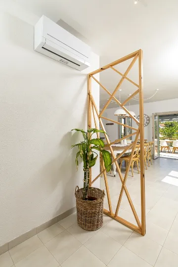 4-Bedroom Villa in Vrboska for Up to 11 Guests