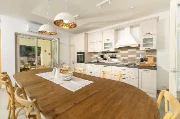 4-Bedroom Villa in Vrboska for Up to 11 Guests