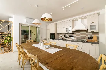 4-Bedroom Villa in Vrboska for Up to 11 Guests