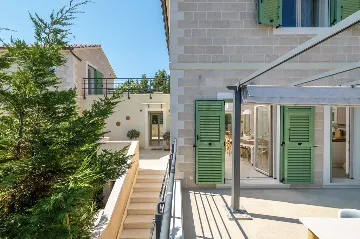 4-Bedroom Villa in Vrboska for Up to 11 Guests