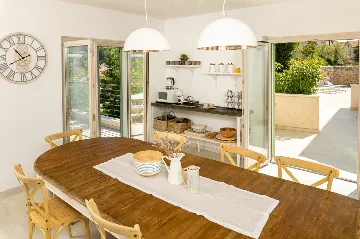 4-Bedroom Villa in Vrboska for Up to 11 Guests