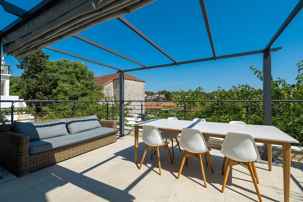 4-Bedroom Villa in Vrboska for Up to 11 Guests