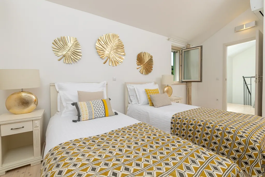 4-Bedroom Villa in Vrboska for Up to 11 Guests