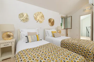 4-Bedroom Villa in Vrboska for Up to 11 Guests