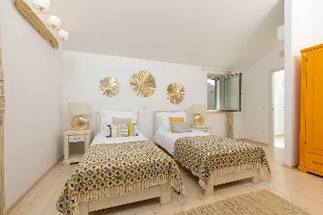 4-Bedroom Villa in Vrboska for Up to 11 Guests