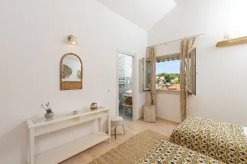 4-Bedroom Villa in Vrboska for Up to 11 Guests