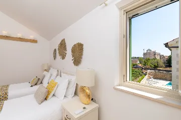 4-Bedroom Villa in Vrboska for Up to 11 Guests