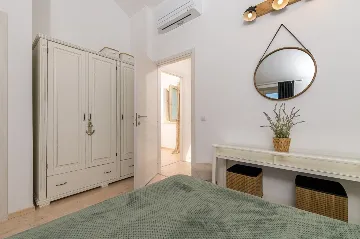 4-Bedroom Villa in Vrboska for Up to 11 Guests