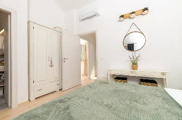 4-Bedroom Villa in Vrboska for Up to 11 Guests